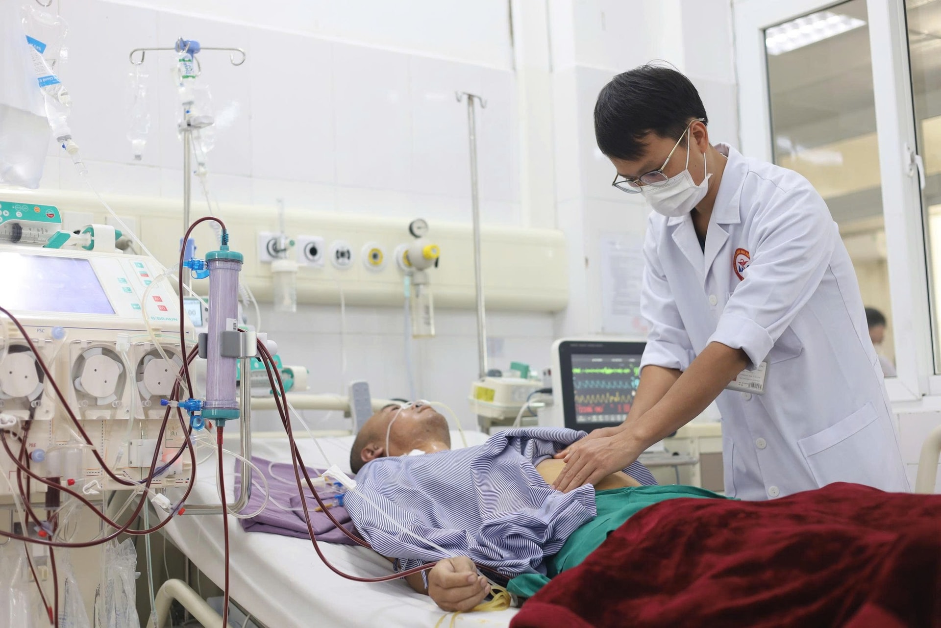 Uống nửa lít rượu mỗi ngày, người đàn ông bị viêm tụy cấp, lọc máu- Ảnh 1. Uống nửa lít rượu mỗi ngày, người đàn ông bị viêm tụy cấp, lọc máu- Ảnh 1.