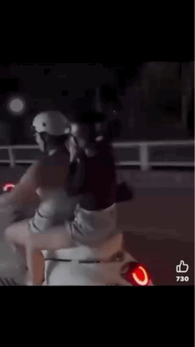 Clip cô gái lái xe máy buông 2 tay, vái lạy người đi đường- Ảnh 1. Clip cô gái lái xe máy buông 2 tay, vái lạy người đi đường- Ảnh 1.