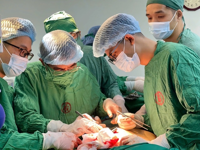 Cứu sống nam thanh niên bị chấn thương tim tại bệnh viện Việt Nam - Thụy Điển Uông Bí- Ảnh 1. Cứu sống nam thanh niên bị chấn thương tim tại bệnh viện Việt Nam - Thụy Điển Uông Bí- Ảnh 1.