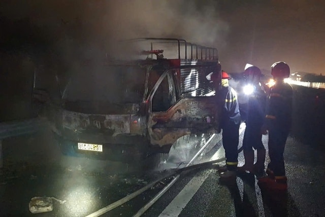 Xe tải bốc cháy ngùn ngụt trên cao tốc Phan Thiết - Dầu Giây- Ảnh 1. Xe tải bốc cháy ngùn ngụt trên cao tốc Phan Thiết - Dầu Giây- Ảnh 1.