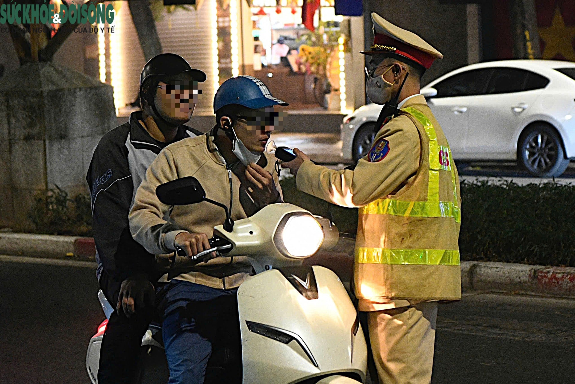 Người đàn ông có cồn vượt khung 'luôn miệng' nhận sai nhưng tranh cãi nửa giờ không ký biên bản- Ảnh 2.