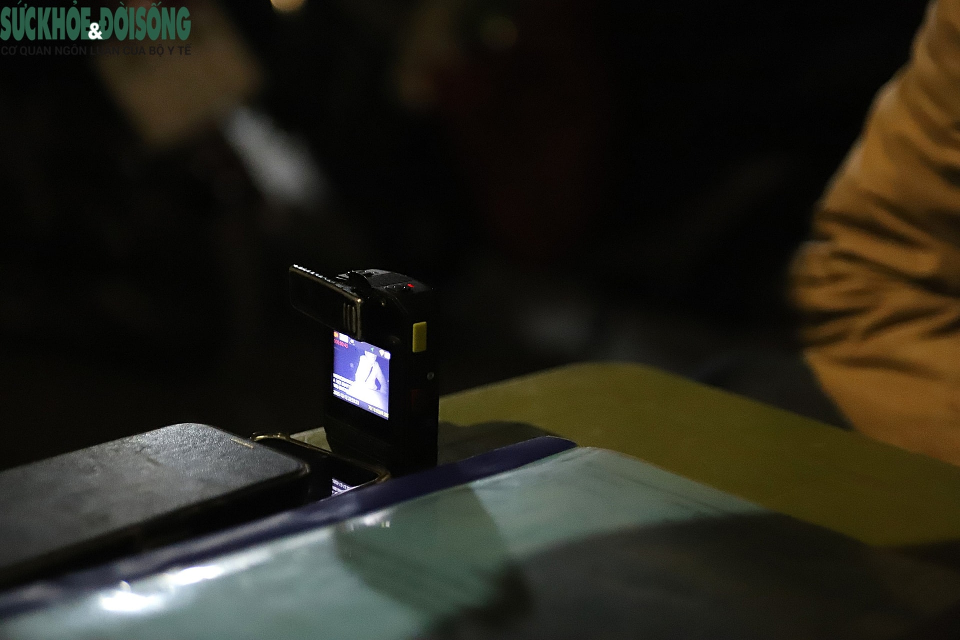 Người đàn ông có cồn vượt khung 'luôn miệng' nhận sai nhưng tranh cãi nửa giờ không ký biên bản- Ảnh 3.