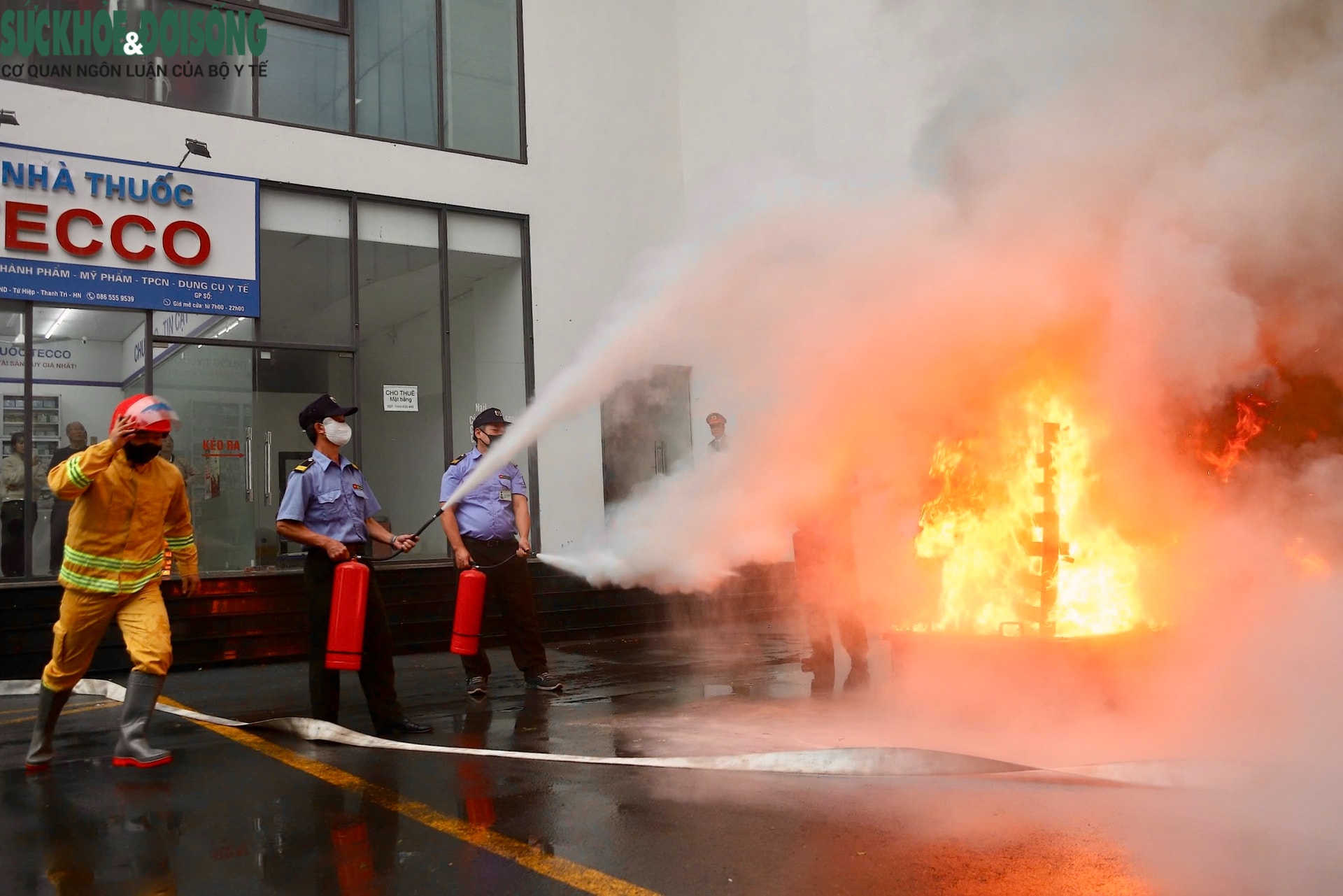 Nín thở xem cứu người mắc kẹt tầng cao trong vụ cháy giả định tại chung cư Hà Nội- Ảnh 2.