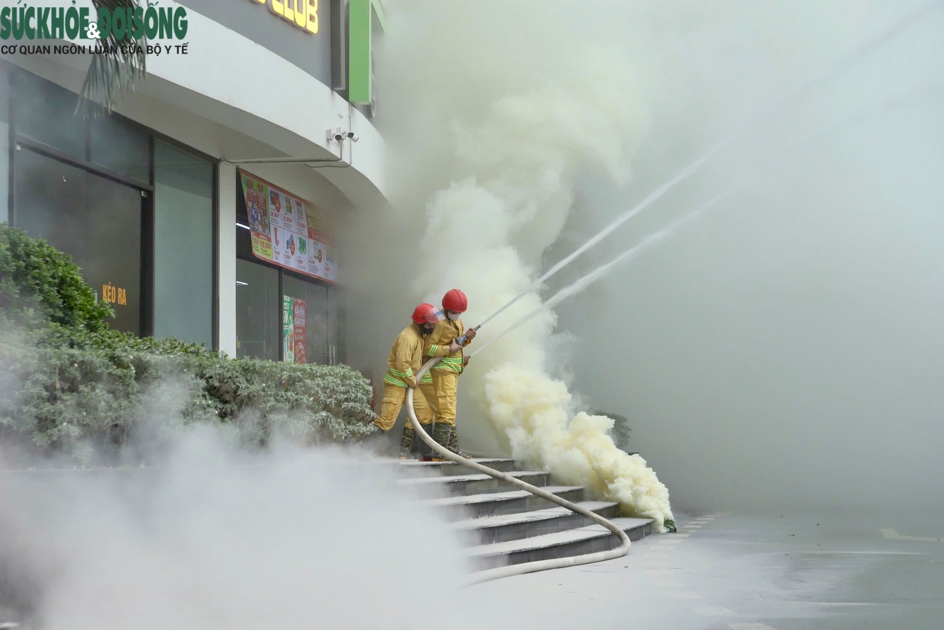 Nín thở xem cứu người mắc kẹt tầng cao trong vụ cháy giả định tại chung cư Hà Nội- Ảnh 3.