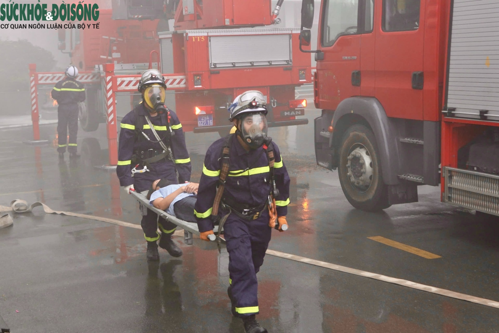 Nín thở xem cứu người mắc kẹt tầng cao trong vụ cháy giả định tại chung cư Hà Nội- Ảnh 5.