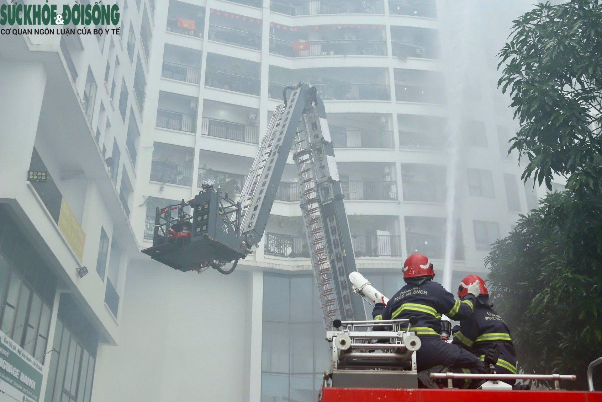Nín thở xem cứu người mắc kẹt tầng cao trong vụ cháy giả định tại chung cư Hà Nội- Ảnh 6.