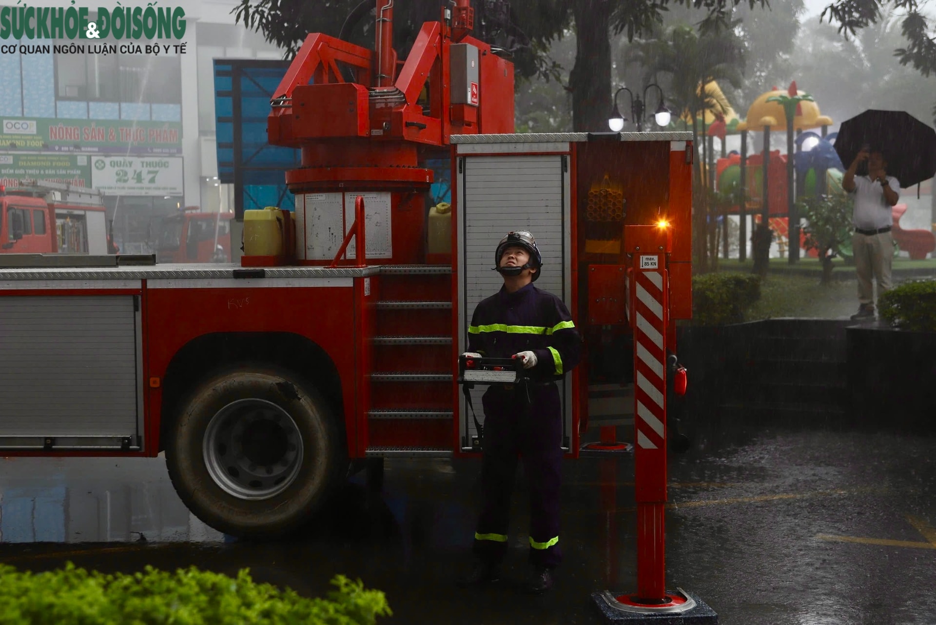 Nín thở xem cứu người mắc kẹt tầng cao trong vụ cháy giả định tại chung cư Hà Nội- Ảnh 7.