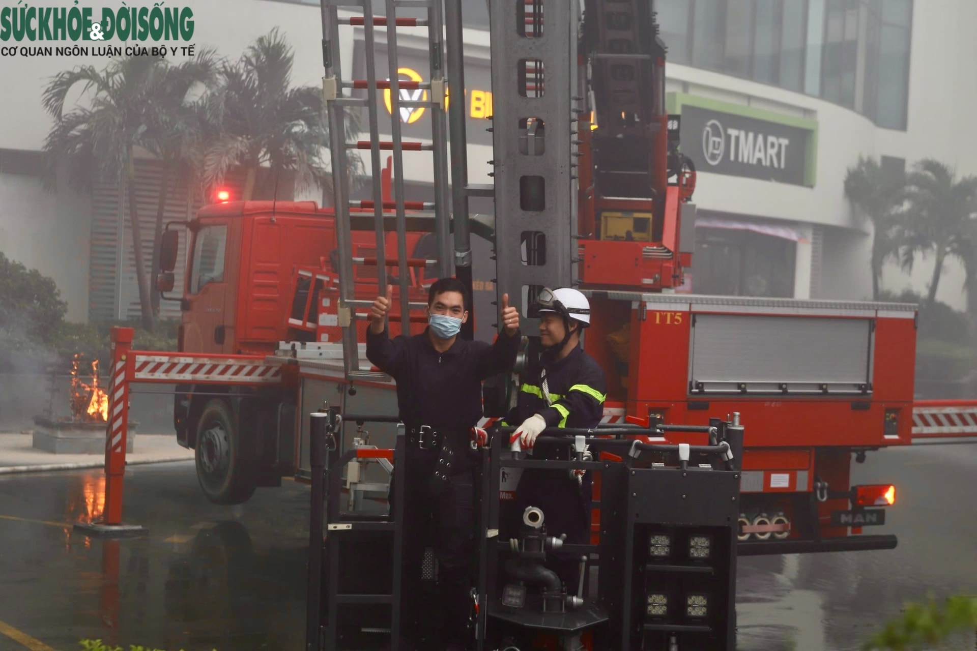 Nín thở xem cứu người mắc kẹt tầng cao trong vụ cháy giả định tại chung cư Hà Nội- Ảnh 8.