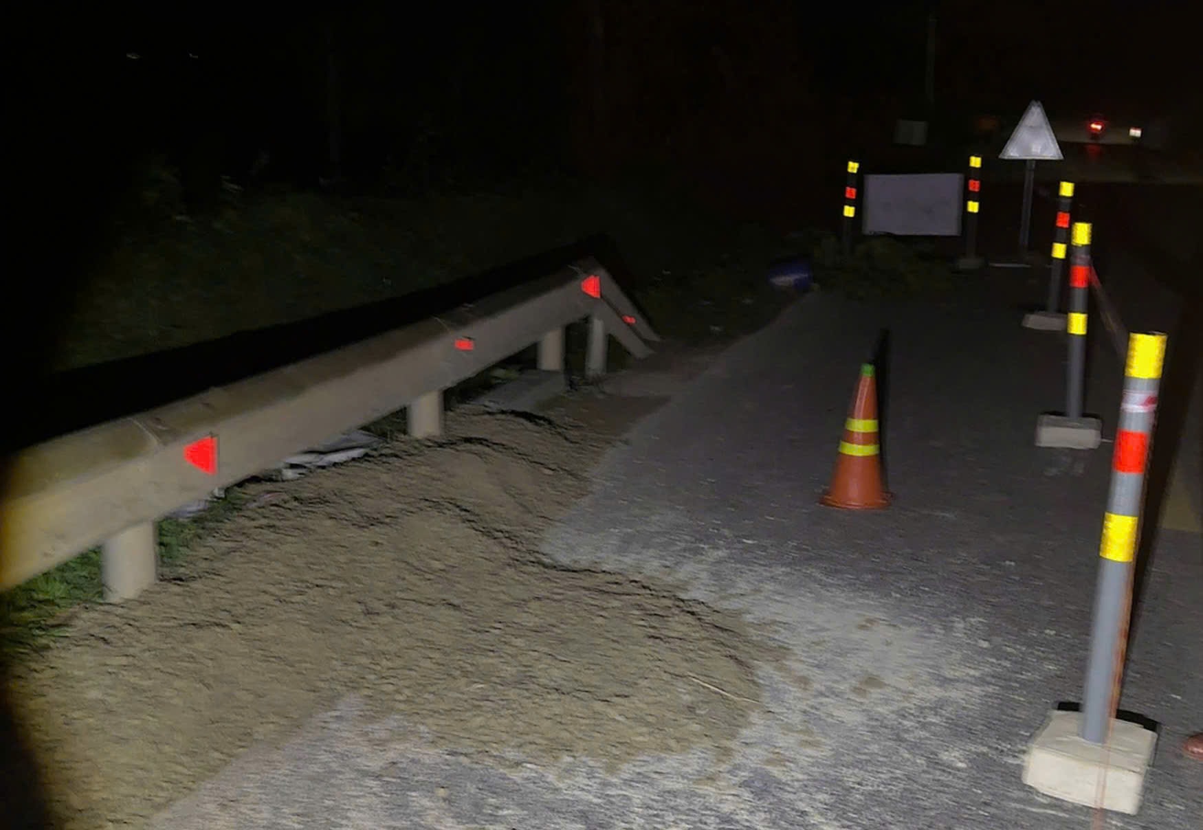 Xuất hiện hố sụt lún trên tuyến Quốc lộ 49 ở Huế- Ảnh 4.