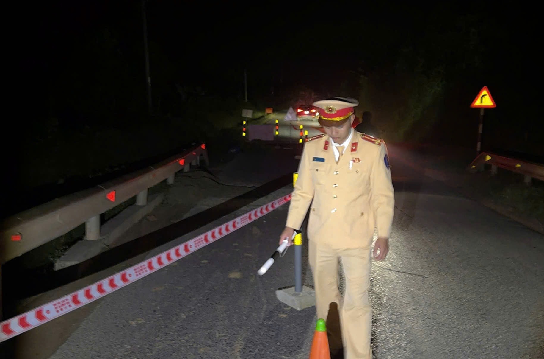 Xuất hiện hố sụt lún trên tuyến Quốc lộ 49 ở Huế- Ảnh 5.