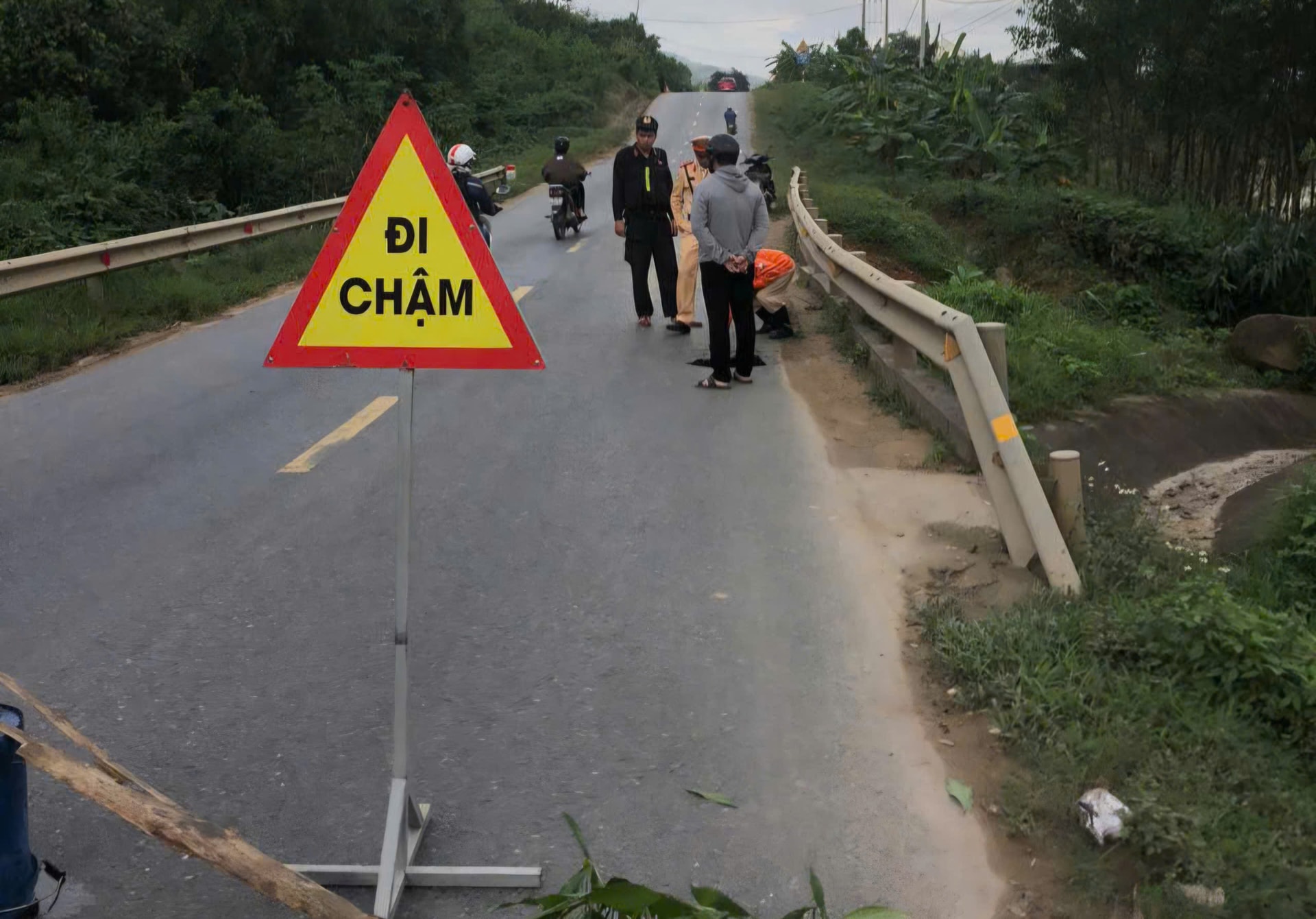 Xuất hiện hố sụt lún trên tuyến Quốc lộ 49 ở Huế- Ảnh 1.