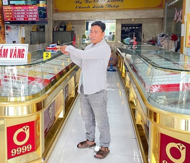 Dùng tên giả, đem vàng giả đi cầm cố- Ảnh 1. Dùng tên giả, đem vàng giả đi cầm cố- Ảnh 1.