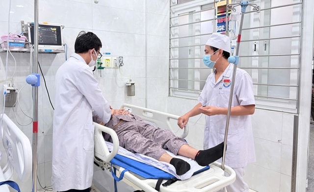 15 người ở Quảng Ngãi nhập viện cấp cứu nghi do ngộ độc sau khi ăn bánh mì- Ảnh 1.