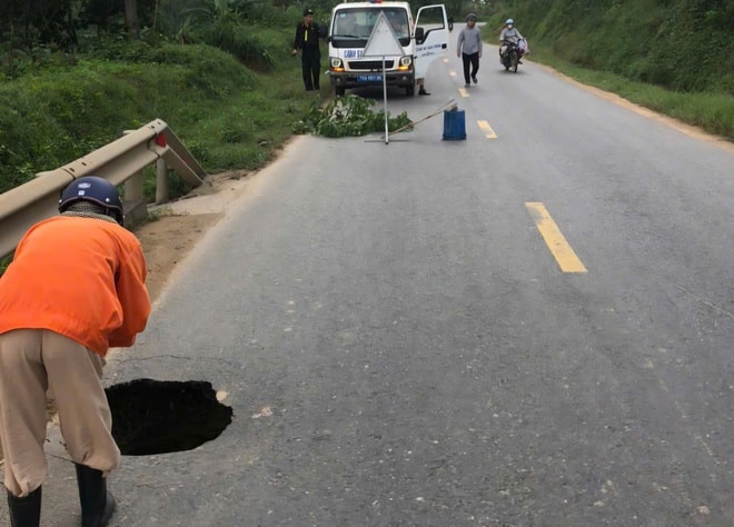 Xuất hiện hố sụt lún trên tuyến Quốc lộ 49 ở Huế- Ảnh 2.