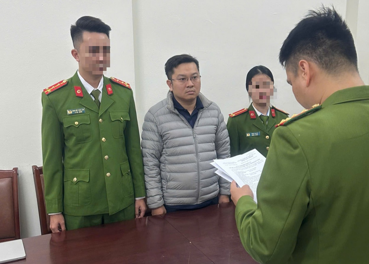 Lừa góp tiền để chuyển đổi mục đích sử dụng đất, cặp vợ chồng bị khởi tố- Ảnh 1. Lừa góp tiền để chuyển đổi mục đích sử dụng đất, cặp vợ chồng bị khởi tố- Ảnh 1.