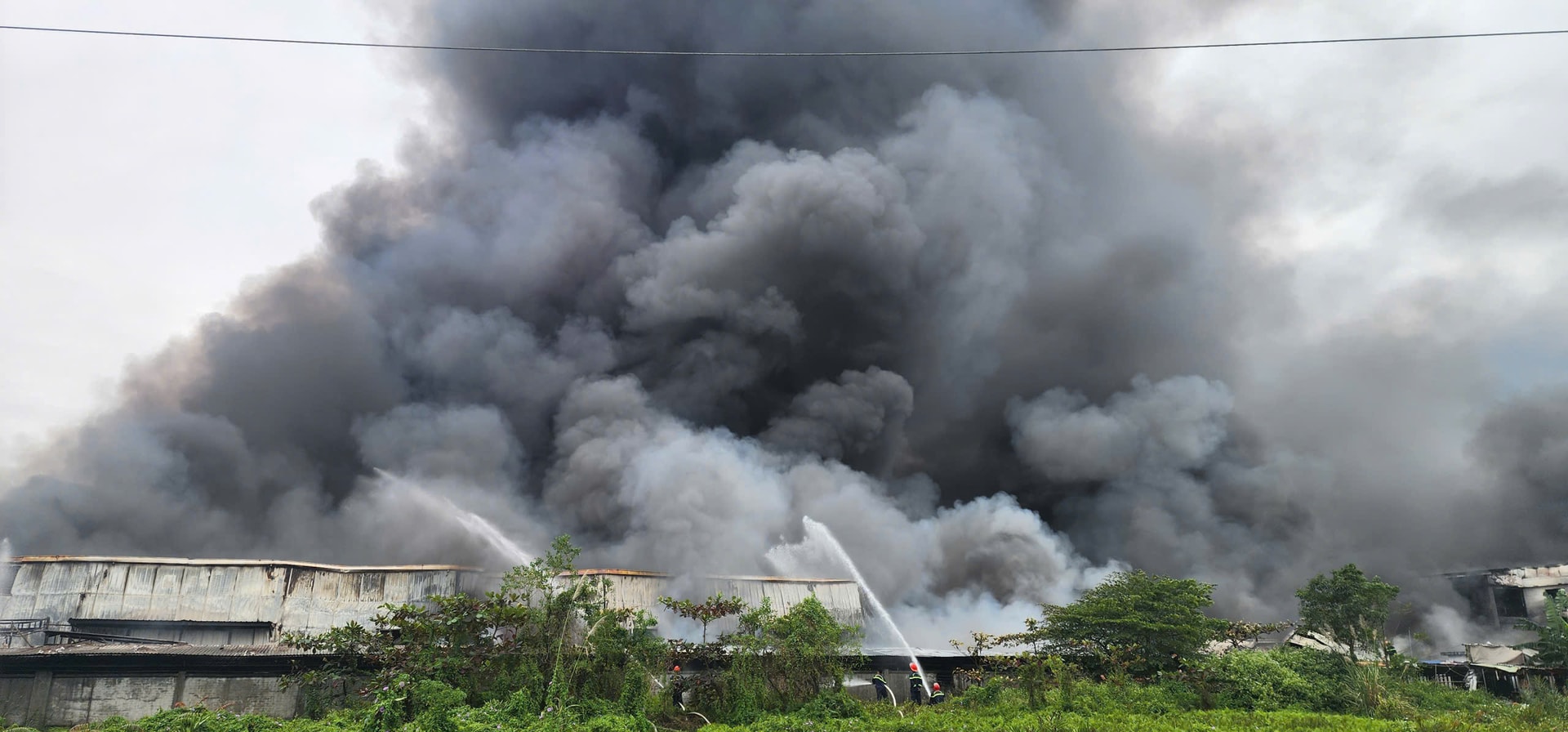 Cháy xưởng sản xuất giày da 12.000 m2 ở Hải Phòng- Ảnh 1.