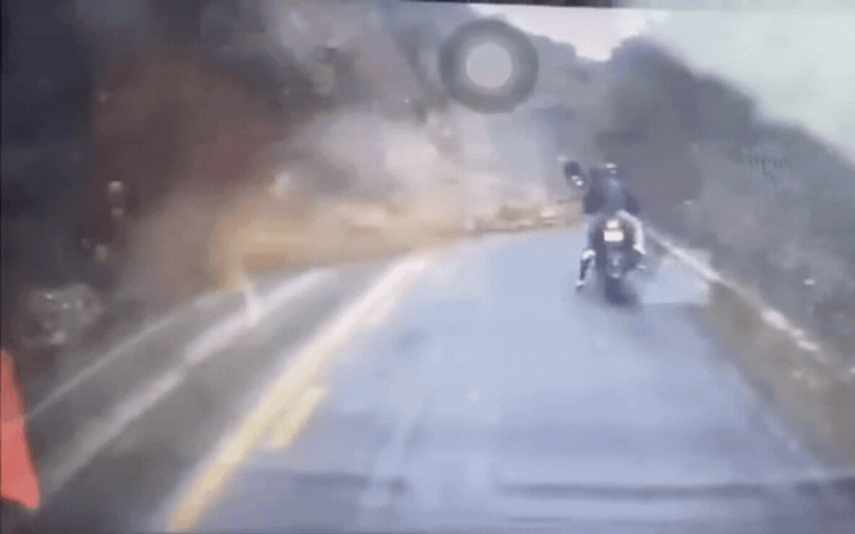 Sạt lở Quốc lộ 6 vùi lấp 3 người: Vẫn đang tiếp cận các nạn nhân- Ảnh 2. Sạt lở Quốc lộ 6 vùi lấp 3 người: Vẫn đang tiếp cận các nạn nhân- Ảnh 2.