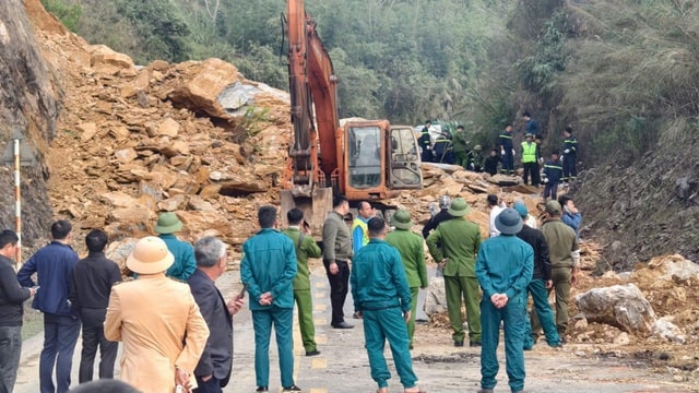 Tìm thấy 2 thi thể trong vụ sạt lở nghiêm trọng qua đèo Thung Nhuối- Ảnh 2.