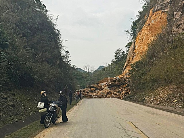Có công nhân bị vùi lấp trong vụ sạt lở tại Quốc lộ 6- Ảnh 2. Có công nhân bị vùi lấp trong vụ sạt lở tại Quốc lộ 6- Ảnh 2.