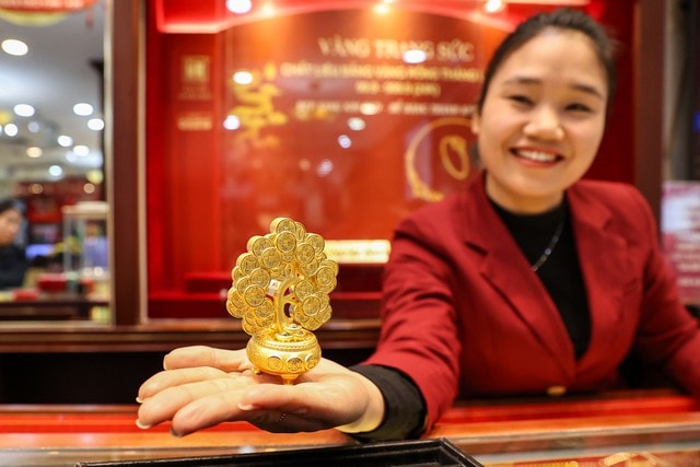 Giá vàng hôm nay ngày 14/12 chốt tuần tăng rất mạnh, người mua lãi 2 bát phở- Ảnh 1. Giá vàng hôm nay ngày 14/12 chốt tuần tăng rất mạnh, người mua lãi 2 bát phở- Ảnh 1.