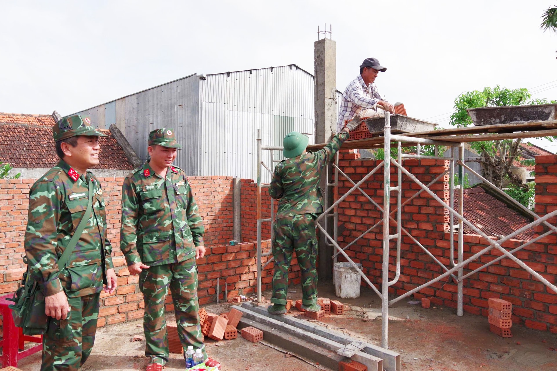 Đẩy nhanh tiến độ xây dựng, những ngôi nhà kiên cố trong 'Chiến dịch Quang Trung' sắp được trao tận tay người dân- Ảnh 10. Đẩy nhanh tiến độ xây dựng, những ngôi nhà kiên cố trong 'Chiến dịch Quang Trung' sắp được trao tận tay người dân- Ảnh 10.