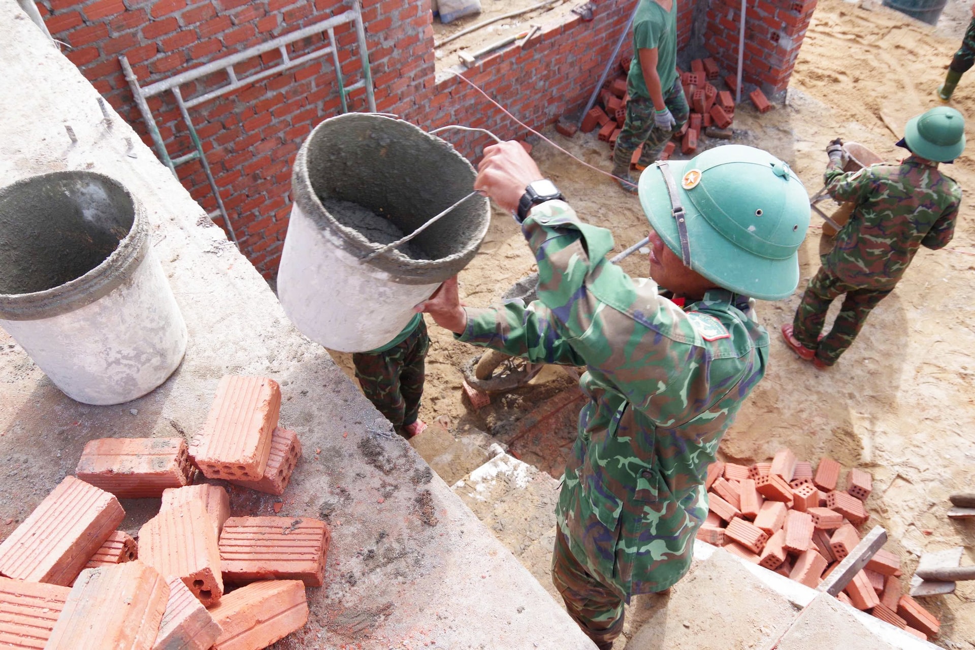 Đẩy nhanh tiến độ xây dựng, những ngôi nhà kiên cố trong 'Chiến dịch Quang Trung' sắp được trao tận tay người dân- Ảnh 2. Đẩy nhanh tiến độ xây dựng, những ngôi nhà kiên cố trong 'Chiến dịch Quang Trung' sắp được trao tận tay người dân- Ảnh 2.