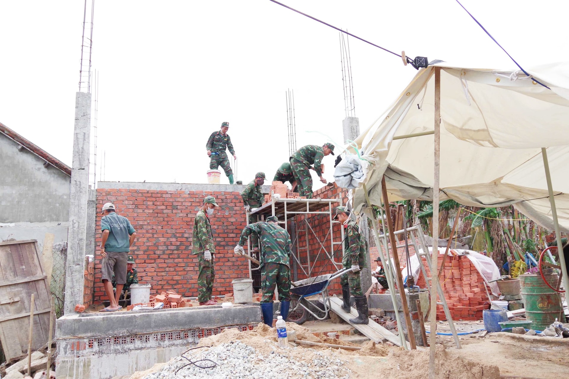 Đẩy nhanh tiến độ xây dựng, những ngôi nhà kiên cố trong 'Chiến dịch Quang Trung' sắp được trao tận tay người dân- Ảnh 6. Đẩy nhanh tiến độ xây dựng, những ngôi nhà kiên cố trong 'Chiến dịch Quang Trung' sắp được trao tận tay người dân- Ảnh 6.