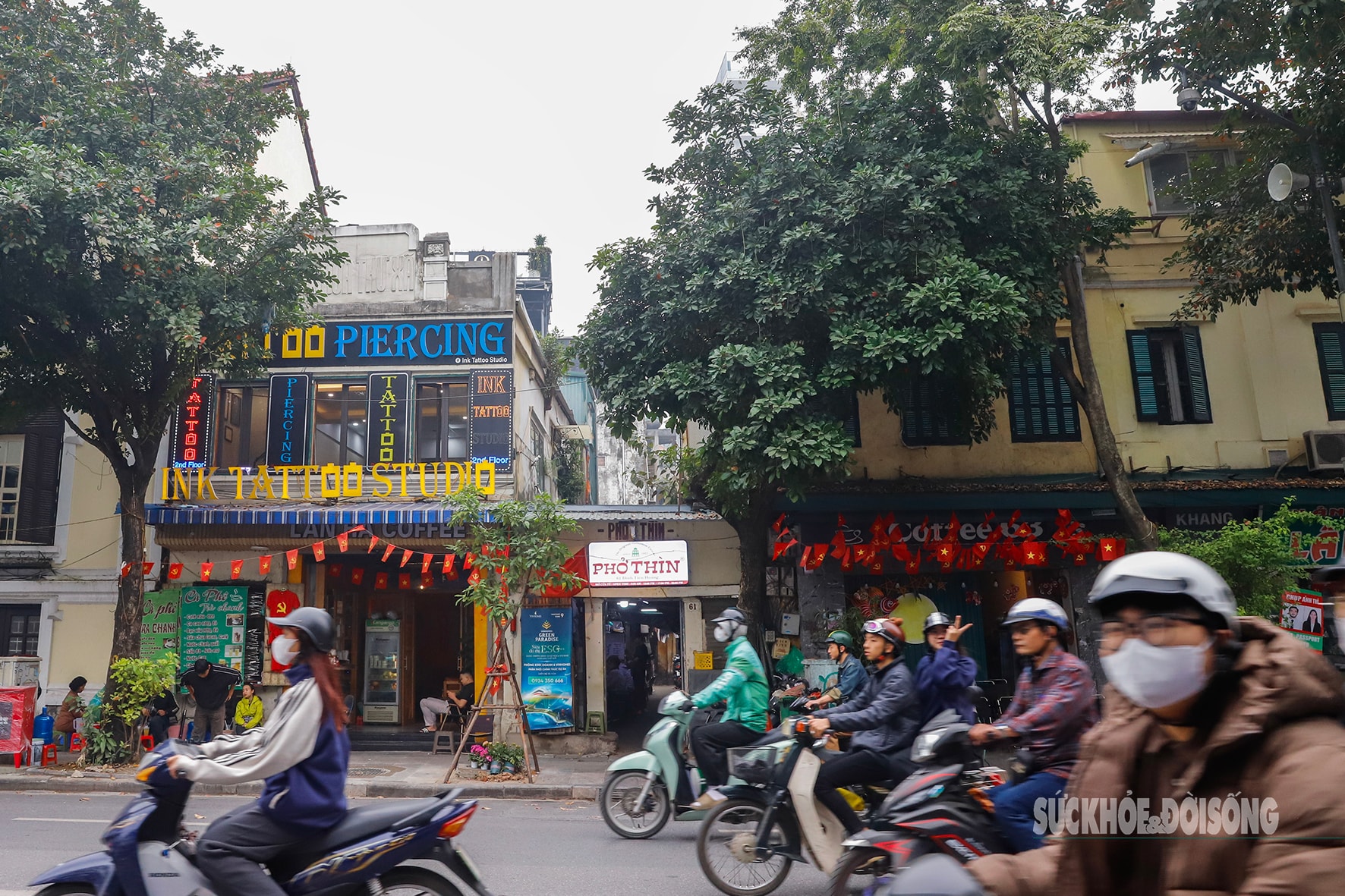 Cận cảnh phá dỡ loạt công trình trên 'đất vàng' ven hồ Hoàn Kiếm- Ảnh 1.