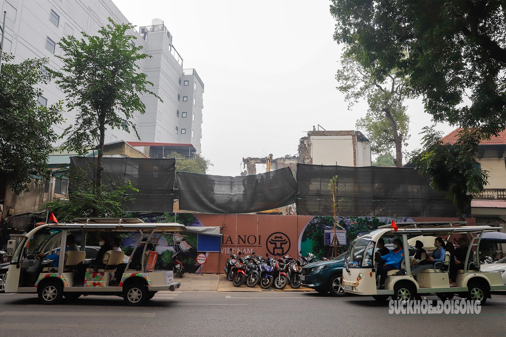 Cận cảnh phá dỡ loạt công trình trên 'đất vàng' ven hồ Hoàn Kiếm- Ảnh 5.