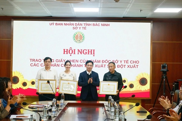 Bắc Ninh khen thưởng đột xuất ê kíp cứu sống bệnh nhân nguy kịch- Ảnh 2.