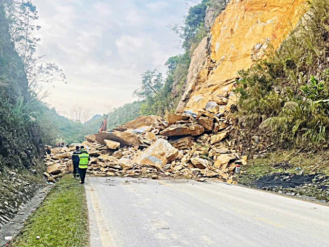 Đã tìm thấy và xác định được danh tính 3 nạn nhân vụ sạt lở trên Quốc lộ 6- Ảnh 2. Đã tìm thấy và xác định được danh tính 3 nạn nhân vụ sạt lở trên Quốc lộ 6- Ảnh 2.