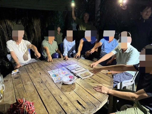 Bắt quả tang nhóm 8 người lắc bầu cua 'ăn thua' bằng tiền ở quán cà phê- Ảnh 1.