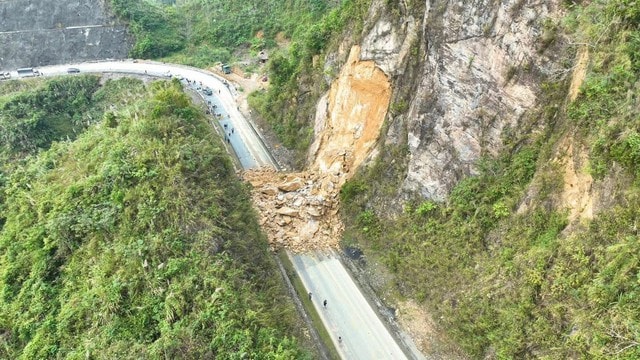 Vì sao hàng nghìn mét khối đất bỗng dưng đổ xuống đường giữa thời tiết đẹp ở Quốc lộ 6?- Ảnh 1. Vì sao hàng nghìn mét khối đất bỗng dưng đổ xuống đường giữa thời tiết đẹp ở Quốc lộ 6?- Ảnh 1.