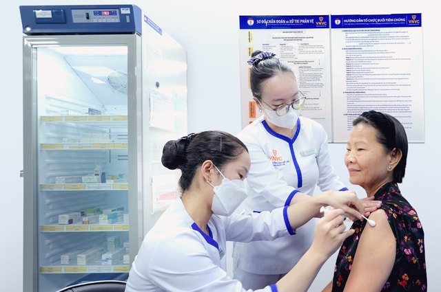 VNVC ra mắt vắc xin RSV thế hệ mới phòng viêm phổi cho người lớn khi ô nhiễm gia tăng- Ảnh 3. VNVC ra mắt vắc xin RSV thế hệ mới phòng viêm phổi cho người lớn khi ô nhiễm gia tăng- Ảnh 3.