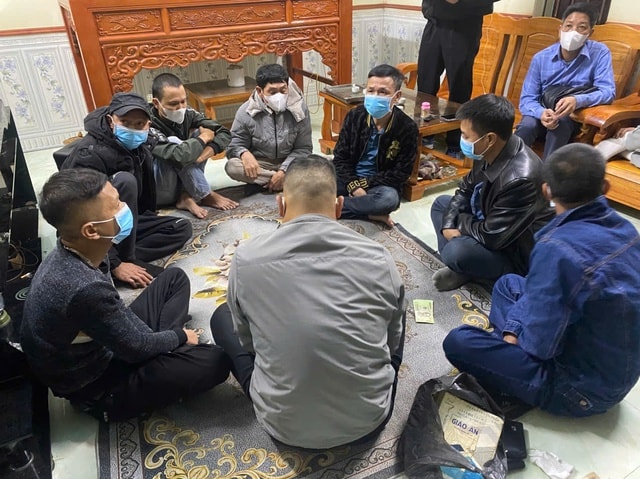 Triệt phá tụ điểm đánh bạc, 10 đối tượng bị tạm giữ- Ảnh 1.