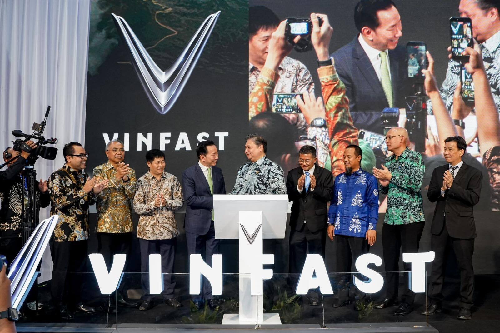 Ông Airlangga Hartarto - Bộ trưởng Điều phối Kinh tế Indonesia (thứ 5 từ bên phải), ông Phạm Sanh Châu - CEO VinFast châu Á và ông H. Erwan Setiawan – Phó Thống đốc tỉnh Tây Java (thứ 4 từ bên phải), cùng các đại diện chính phủ Indonesia, đại diện VinFast tại sự kiện khánh thành.