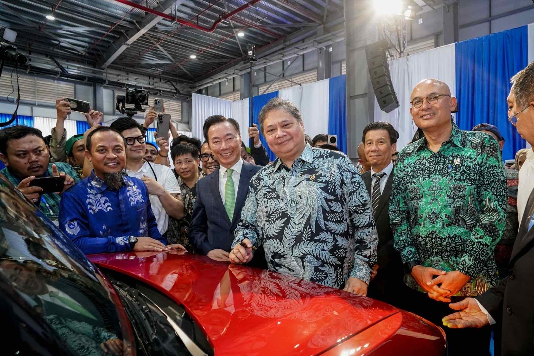 Ông Airlangga Hartarto - Bộ trưởng Điều phối Kinh tế Indonesia (thứ 2 từ phải bên phải) ký tặng lên xe điện VF 3 trong lễ khánh thành.