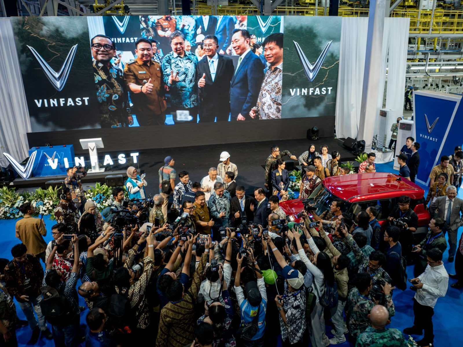 Hàng trăm khách mời đối tác chiến lược của VinFast và cơ quan truyền thông tham dự sự kiện khánh thành.