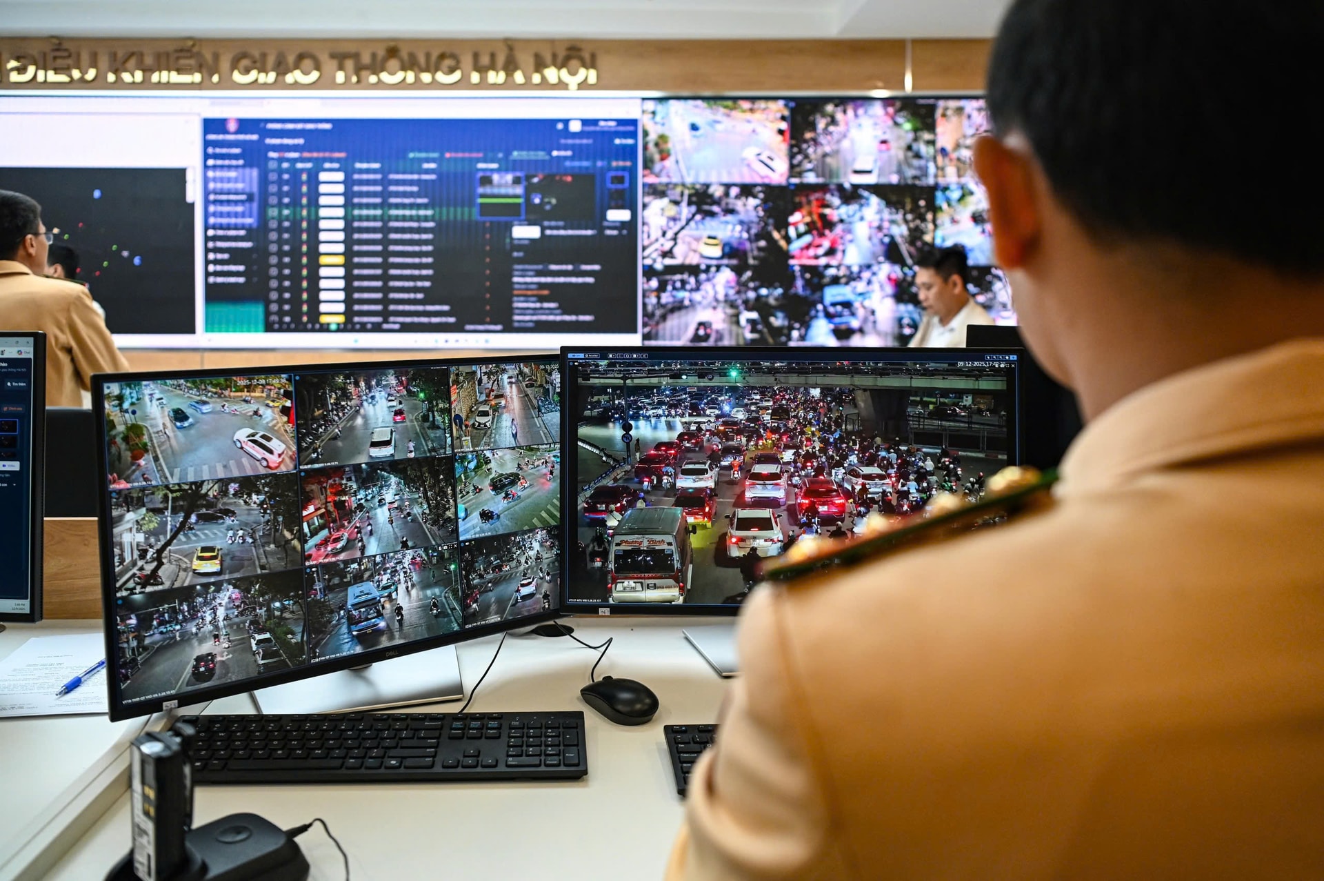 Camera AI vận hành, còn những việc gì CSGT phảitrực tiếp có mặt?- Ảnh 2. Camera AI vận hành, còn những việc gì CSGT phảitrực tiếp có mặt?- Ảnh 2.