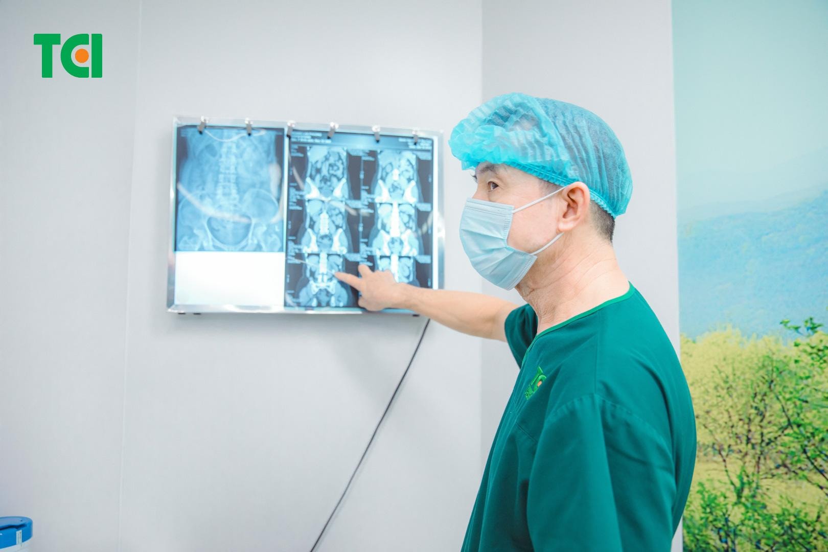 Sỏi 'ẩn nấp' ngách bể thận: Loại bỏ nhẹ nhàng bằng tán sỏi hiện đại- Ảnh 1.