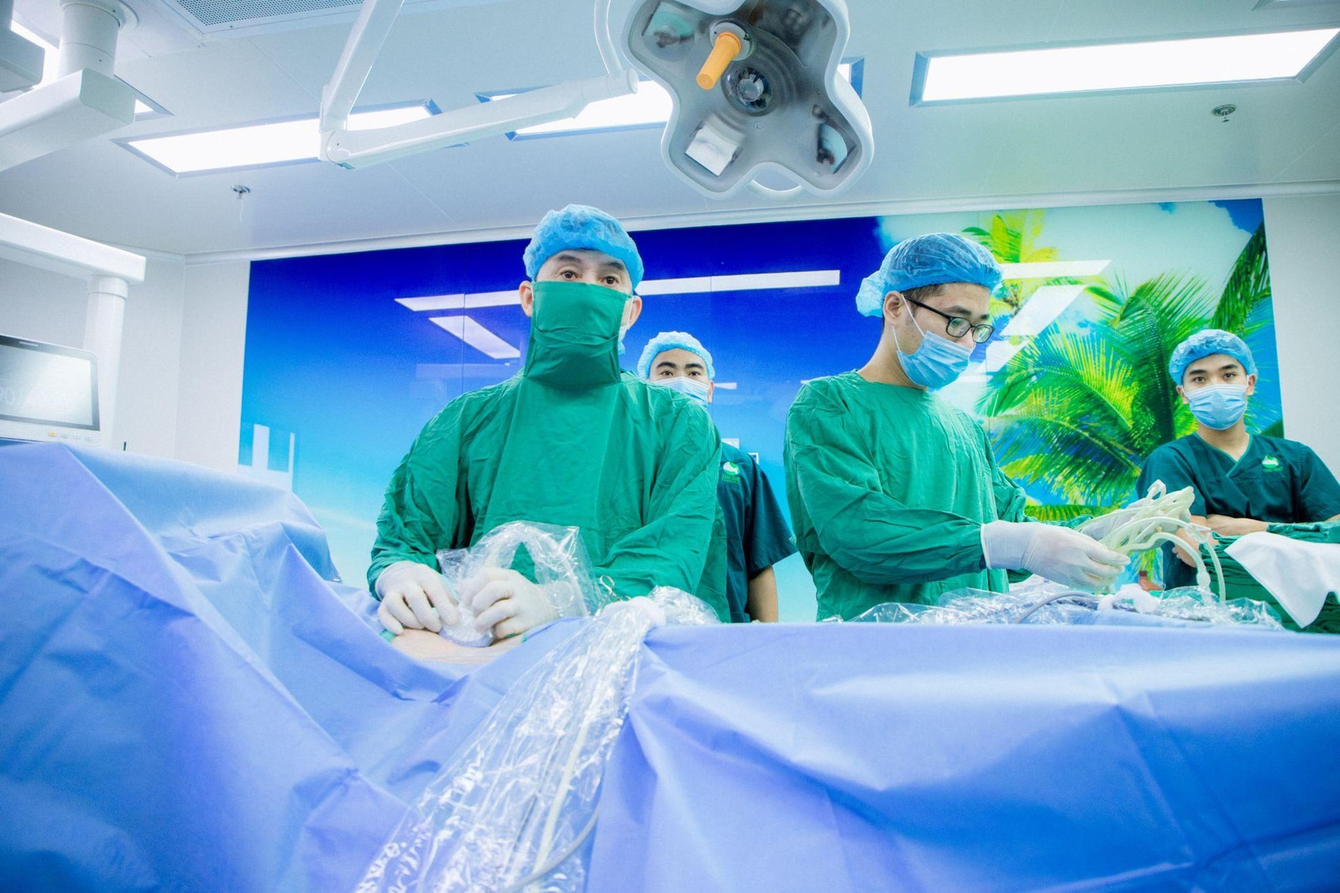 Sỏi 'ẩn nấp' ngách bể thận: Loại bỏ nhẹ nhàng bằng tán sỏi hiện đại- Ảnh 2.