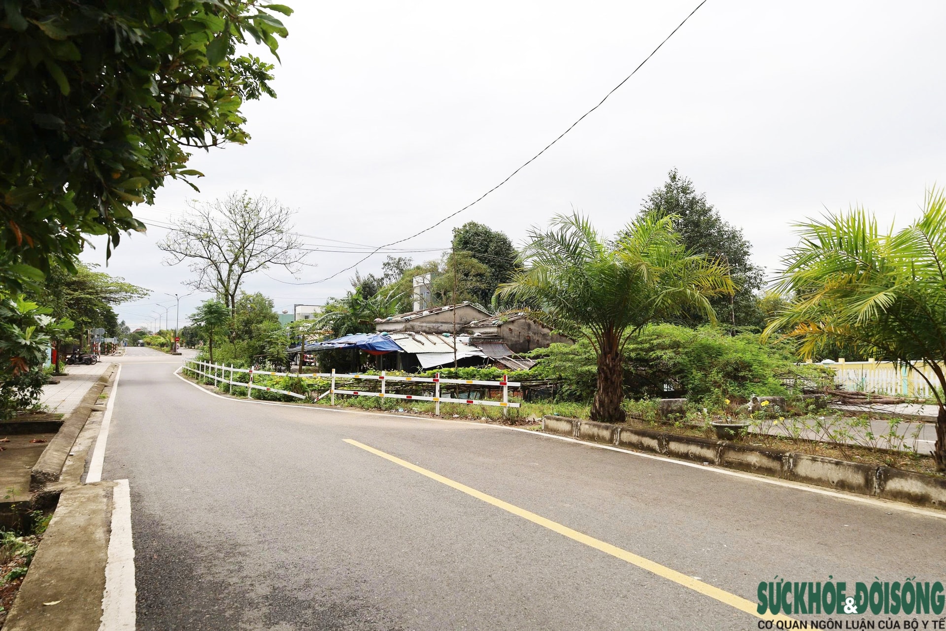 Cận cảnh con đường độc lạ, bị 'bẻ cong' vì một… ngôi nhà- Ảnh 2.