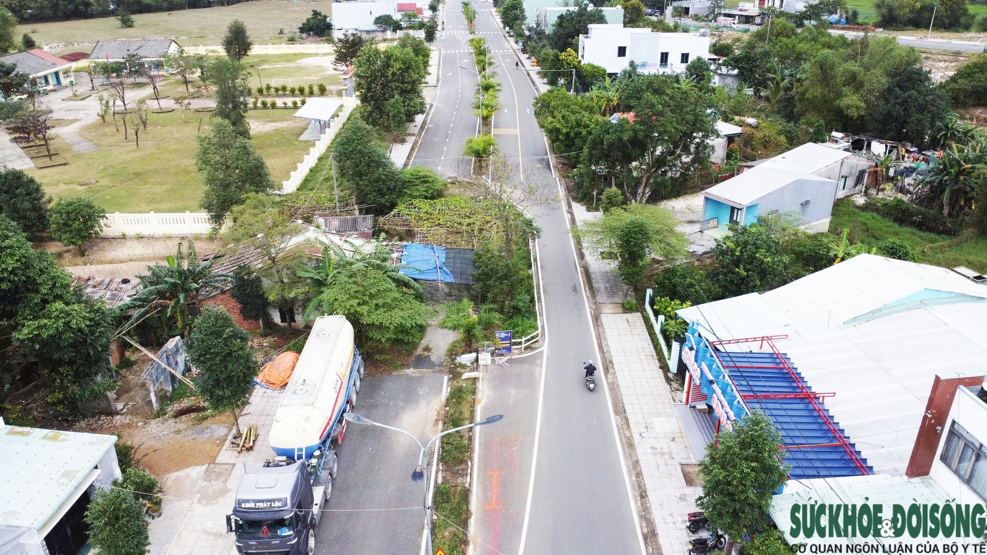 Cận cảnh con đường độc lạ, bị 'bẻ cong' vì một… ngôi nhà- Ảnh 3.