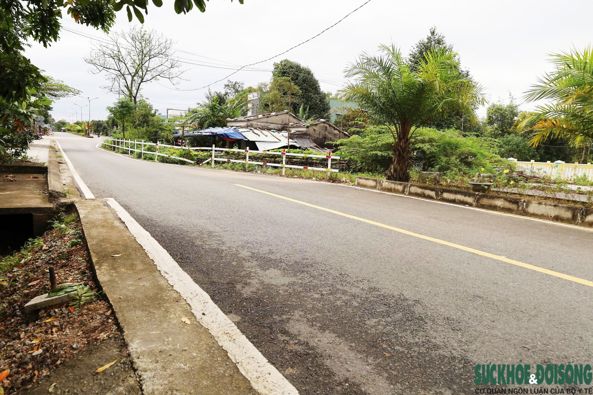 Cận cảnh con đường độc lạ, bị 'bẻ cong' vì một… ngôi nhà- Ảnh 8.