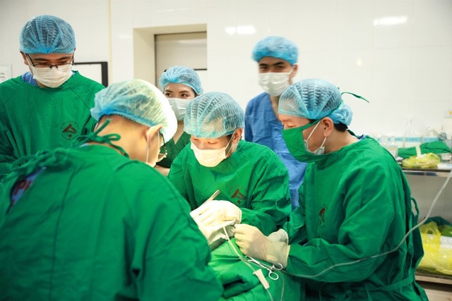 Hiến thận cứu con trai, người cha ở Lào Cai làm nên điều kỳ diệu- Ảnh 1.