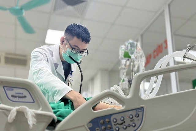 Bệnh nhân cúm suy hô hấp nhanh, phổi trắng xóa 2 bên- Ảnh 2. Bệnh nhân cúm suy hô hấp nhanh, phổi trắng xóa 2 bên- Ảnh 2.