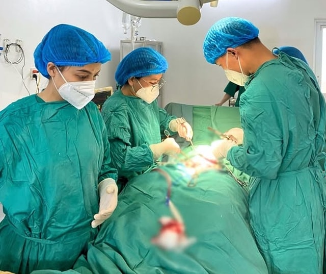 Mổ cấp cứu kịp thời, cứu an toàn thai nhi 40 tuần có dấu hiệu suy thai- Ảnh 1.