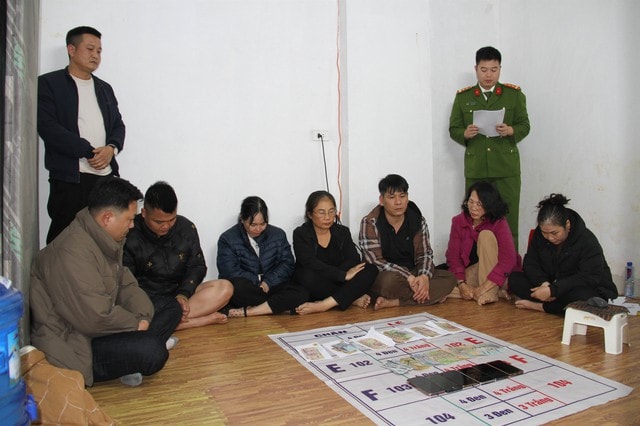 Bắt quả tang nhóm người đánh bạc qua mạng bằng hình thức 'xóc đĩa'- Ảnh 1. Bắt quả tang nhóm người đánh bạc qua mạng bằng hình thức 'xóc đĩa'- Ảnh 1.