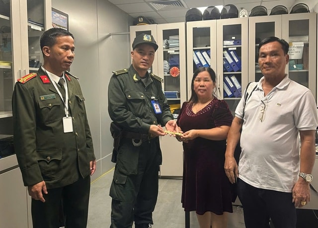 Nữ hành khách vui mừng nhận lại lắc vàng bỏ quên tại sân bay Phú Bài- Ảnh 1.