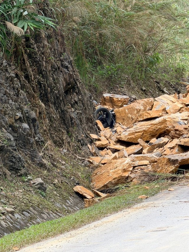 Đã từng xảy ra nhiều vụ đá lở trên đèo Thung Khe ngay cạnh vị trí vừa sạt lở - Ảnh 2. Đã từng xảy ra nhiều vụ đá lở trên đèo Thung Khe ngay cạnh vị trí vừa sạt lở - Ảnh 2.